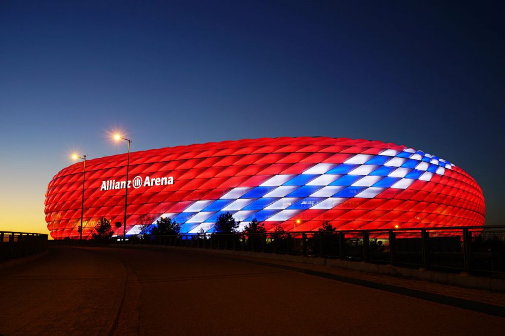 近未来的サッカースタジアム「アリアンツ・アレーナ（Allianz Arena）」外観の色が変わる革新的な建築デザイン