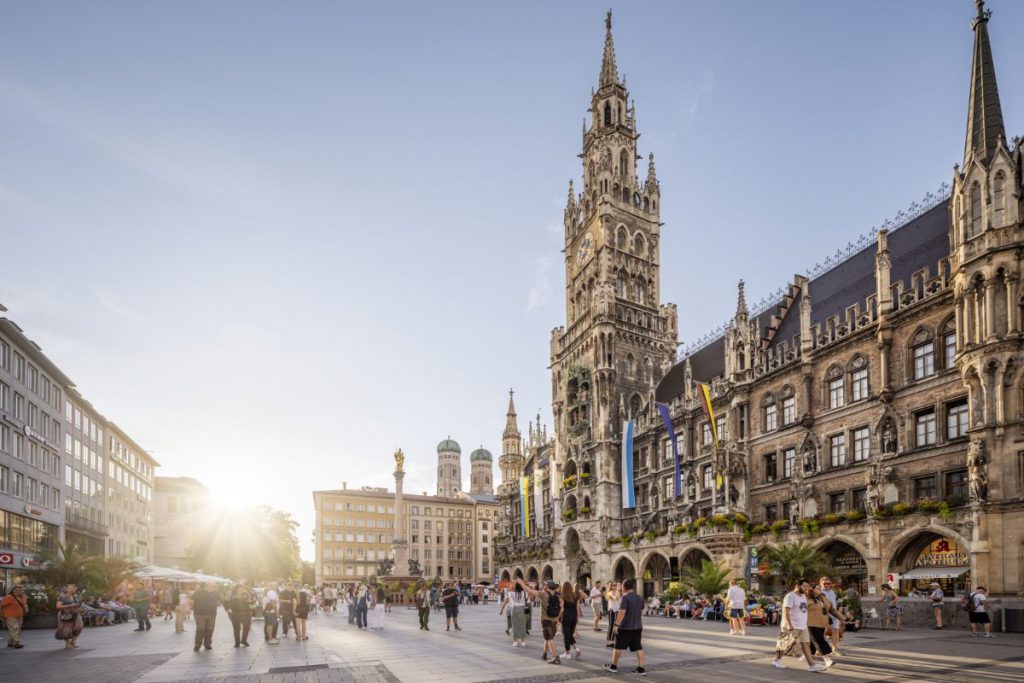 ミュンヘン観光の中心「マリエン広場と新市庁舎（Marienplatz / Neues Rathaus）」仕掛け時計とクリスマスマーケットの魅力