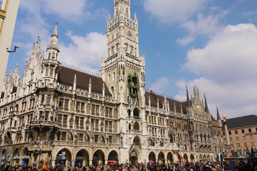 マリエン広場と新市庁舎（Marienplatz / Neues Rathaus）