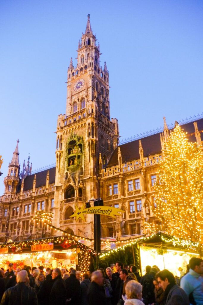 マリエン広場と新市庁舎（Marienplatz / Neues Rathaus）