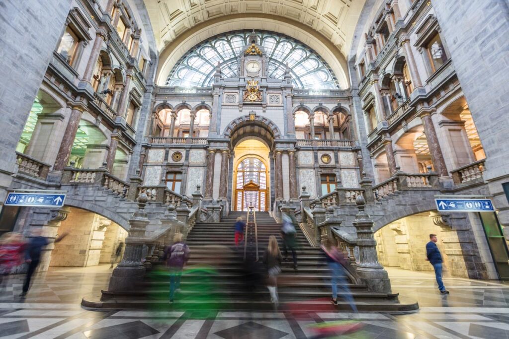 世界で最も美しい駅舎と称される「アントワープ中央駅（Station Antwerpen-Centraal）」