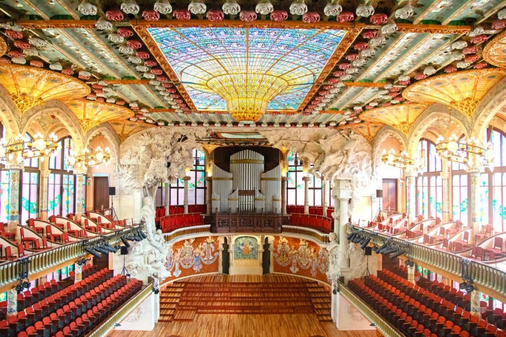 世界遺産に登録されているコンサートホール「カタルーニャ音楽堂（Palau de la Música Catalana）」