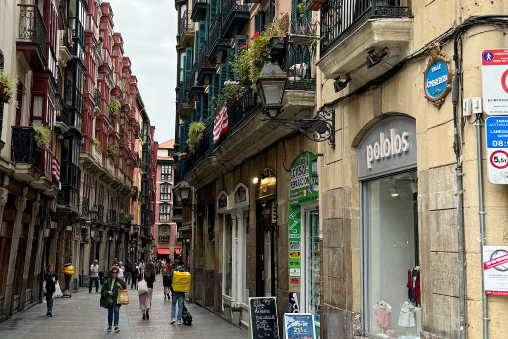 ビルバオ最古の地区で街の元々の核だった「旧市街 カスコ・ビエホ（Casco Viejo）」