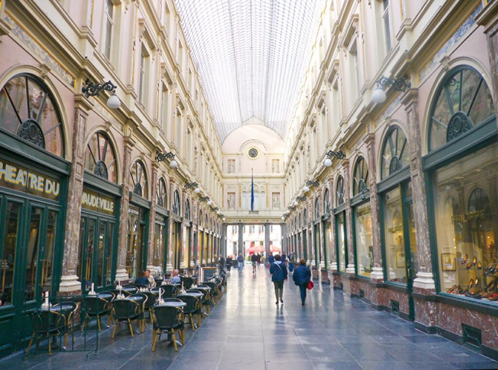 ヨーロッパ最古のアーケードのひとつとされている商店街「ギャルリ・サンチュベール（Galeries Saint-Hubert）」