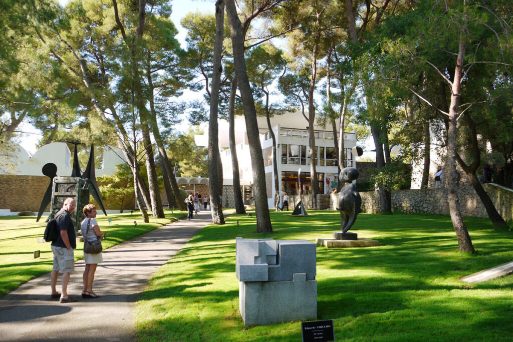 美術館の庭園には、彫刻が点在「マーグ財団美術館（Fondation Marguerite et Aimé Maeght）」