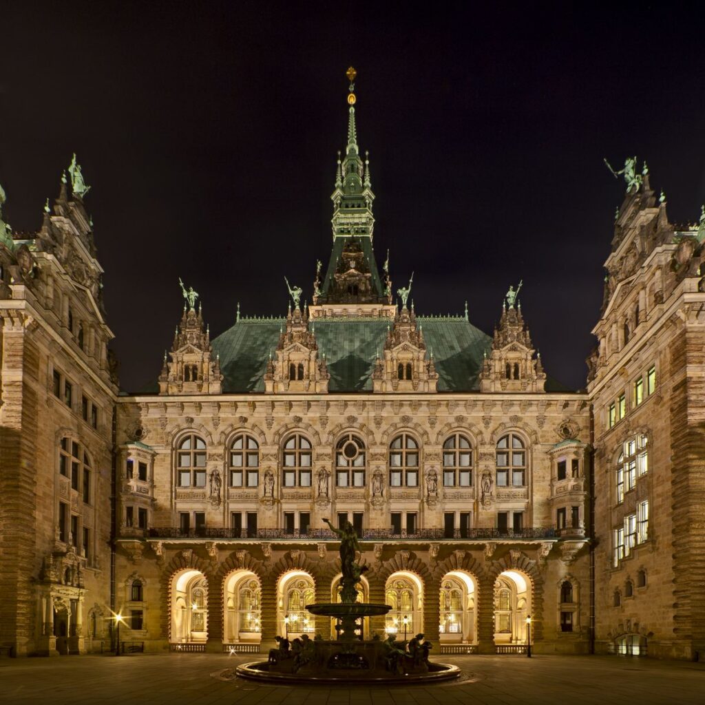 宮殿のように美しいルネッサンス様式の建物「ハンブルク市庁舎（Hamburger Rathaus）」