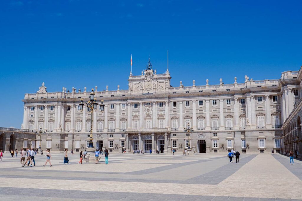 現在は迎賓館として使われている豪華で優雅な「王宮（Palacio Real de Madrid）」