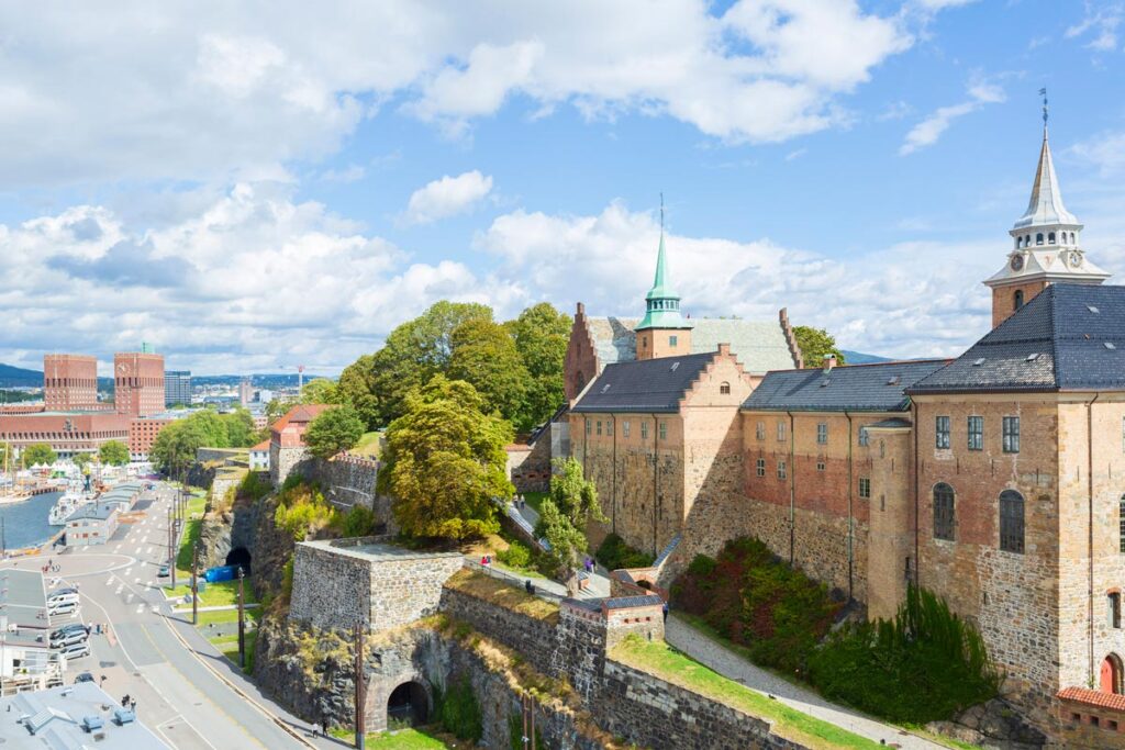 オスロのフィヨルド湾も眺めることができるルネサンス様式の城塞「アーケシュフース城（Akershus Slott）」