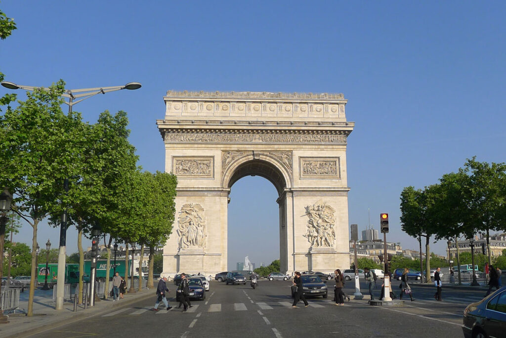 シャンゼリゼ大通りの西端に立つ有名な「凱旋門（Arc de Triomphe）」