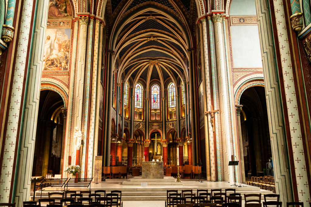 パリ最古の教会のひとつ。ロマネスク様式の「サン・ジェルマン・デ・プレ教会（Église St−Germain des Pré）」