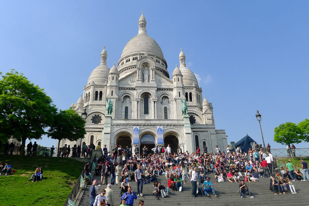 パリの北側に位置する芸術家に愛されたエリア「モンマルトルとサクレ・クール寺院（Montmartre / Basilique du Sacré-Coeur）」