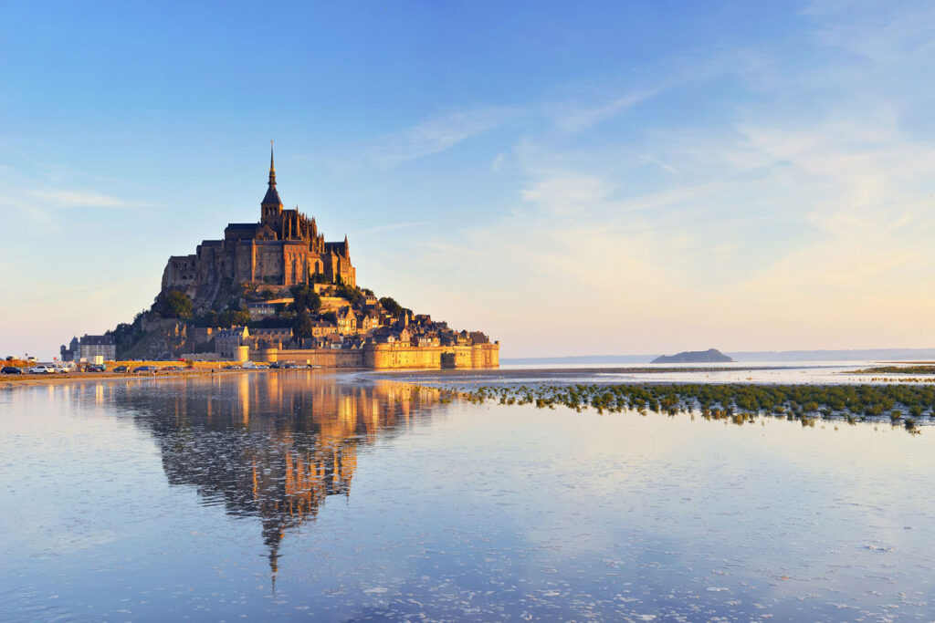 フランス西海岸のサン・マロ湾に浮かぶカトリックの巡礼地「モン・サン・ミッシェル（Mont Saint-Michel）」