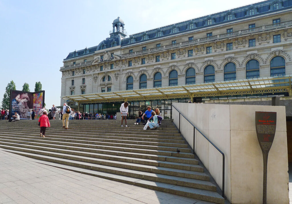 美しい正面の大時計が目印。ターミナル駅を改装した美術館「オルセー美術館（Musée d’ Orsay）」