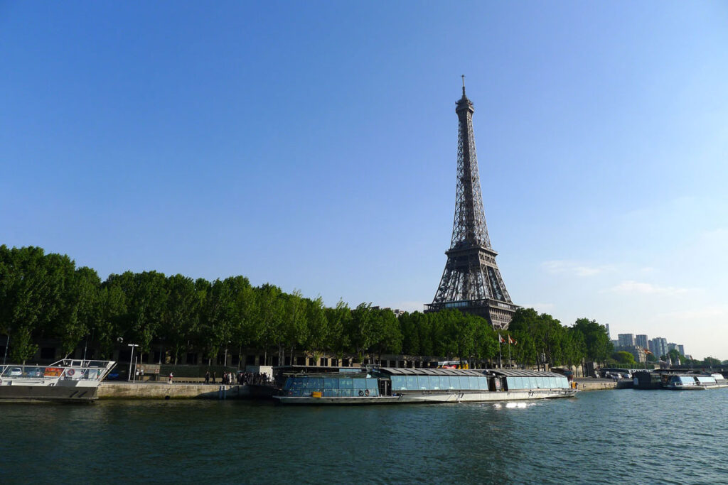 夜には煌びやかに輝くパリのランドマーク「エッフェル塔（Tour Eiffel）」