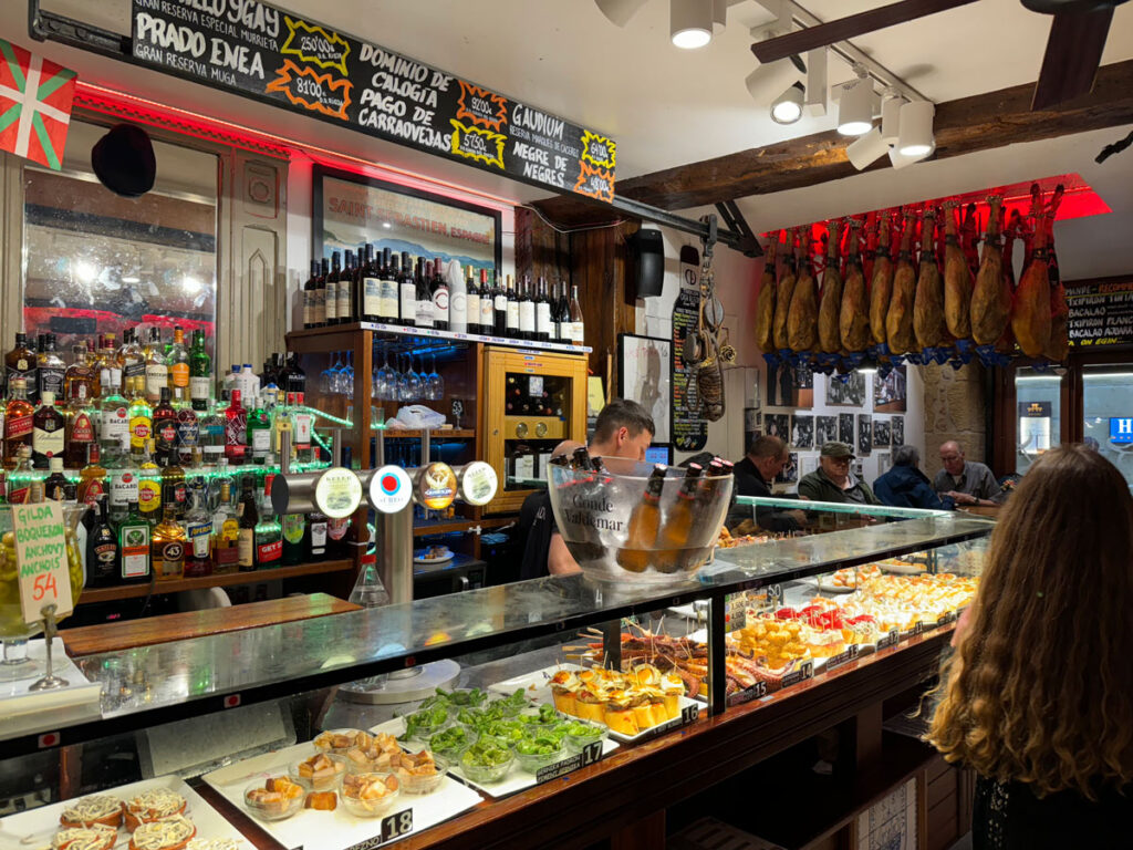 様々なピンチョスが並ぶカーサ・アルカーデの店内