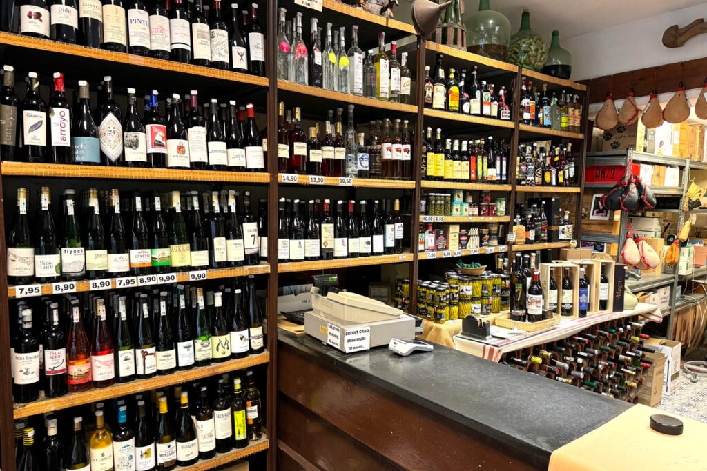 3代続く旧市街にあるワインショップでワインやバスクの特産品を「ヴィノ・マルテネス（Vino Martinez）」