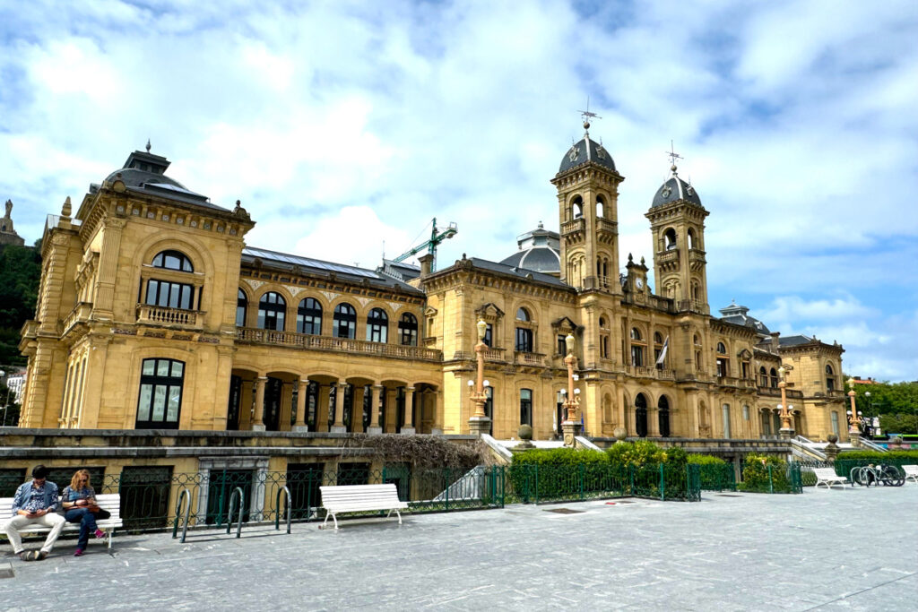 ラ・コンチャ湾に面した元カジノの建物「市庁舎（Ayuntamiento de San Sebastián）」