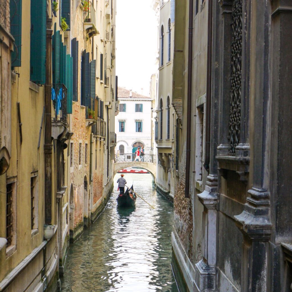 水上の世界を優雅に進む！ヴェネツィアの伝統的な交通手段「ゴンドラ（Gondola）」値段・相場は？