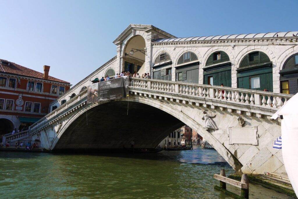 グラン・カナル（大運河）を横断する最古の橋「リアルト橋（Ponte di Rialto）」